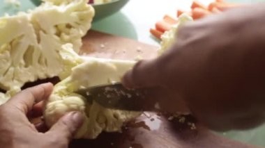 Evde sağlıklı yemek hazırlayan kişinin en iyi görüntüsü.