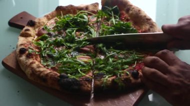 Üst düzey biri evde pizza hazırlıyor.