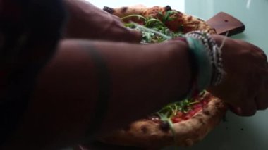 Üst düzey biri evde pizza hazırlıyor.