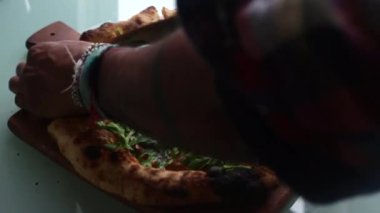 Üst düzey biri evde pizza hazırlıyor.