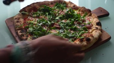 Üst düzey biri evde pizza hazırlıyor.