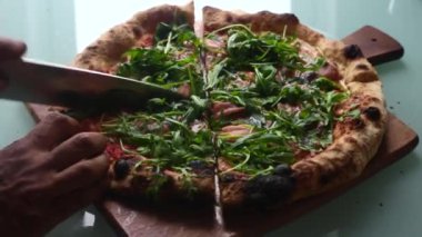 Üst düzey biri evde pizza hazırlıyor.