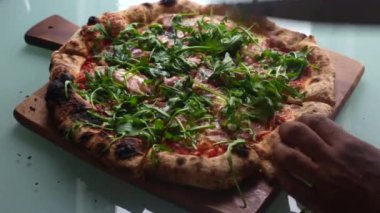 Üst düzey biri evde pizza hazırlıyor.