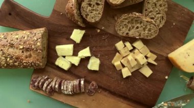 Peynir ve salam dilimleri.