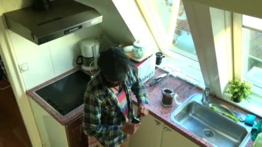 Üst düzey biri mutfakta kahve çekirdeklerini öğütüyor.