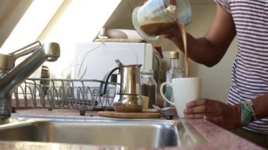 Sabahları kurşungeçirmez kahve yapan kişinin düşük görüntüsü, yakın çekim.