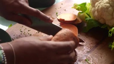 Sebzeleri pişirmek için hazırlayan adamı kapatın.