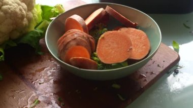 Sebzeleri pişirmek için hazırlayan adamı kapatın.