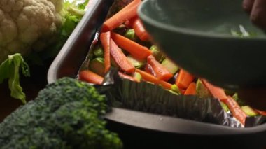 Sebzeleri pişirmek için hazırlayan adamı kapatın.