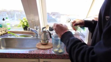 Sabahları kurşun geçirmez kahve yapan kişi, yakın plan.