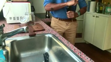 Evde kahve çekirdeklerini öğüten biri var.