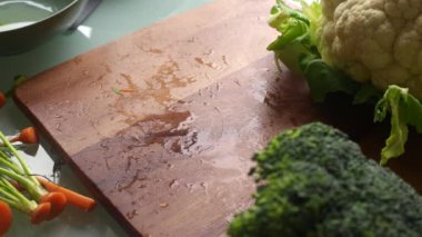 Üst düzey biri evde sağlıklı yemek yapıyor.