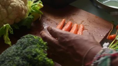 Üst düzey biri evde sağlıklı yemek yapıyor.