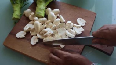 Üst düzey biri evde sağlıklı yemek yapıyor.