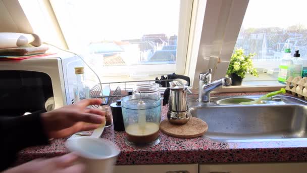 Lågupplöst Person Som Gör Skottsäkert Kaffe Morgonen — Stockvideo