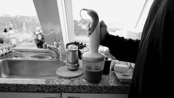 Low View Persoon Het Maken Van Kogelvrije Koffie Ochtend — Stockvideo