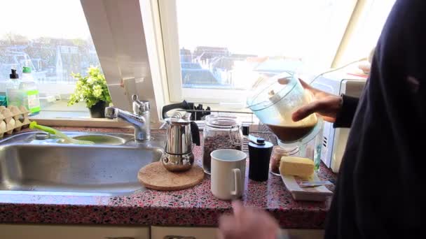 Person Mit Schusssicherem Blick Kocht Morgens Kaffee — Stockvideo