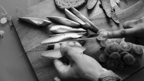 Hoge Hoek Uitzicht Man Het Maken Van Gezonde Veganistische Tartine — Stockvideo