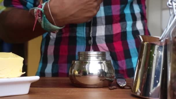 家でコーヒー豆を挽く人 — ストック動画