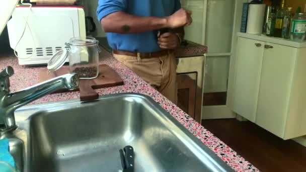 家でコーヒー豆を挽く人 — ストック動画