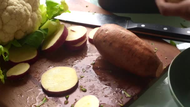 Üst Düzey Biri Evde Sağlıklı Yemek Yapıyor — Stok video