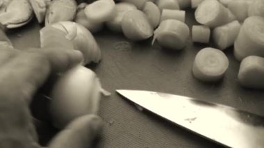 Evde sebze doğrayan insan ellerine yakın çekim.