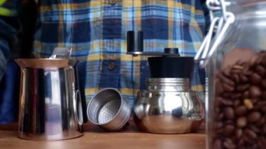 Düşük görüşlü biri evde moka demliğiyle espresso yapıyor.