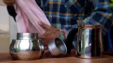 Düşük görüşlü biri evde moka demliğiyle espresso yapıyor.