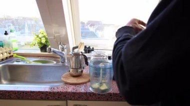 Sabahları evde kurşun geçirmez kahve yapan biri.