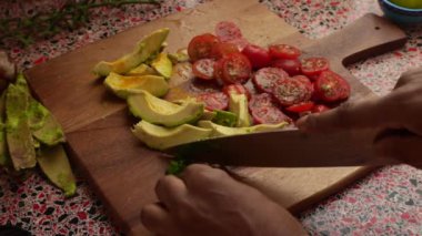 Evde taco yapan kişinin üst görüntüsü 