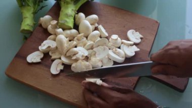 Üst düzey biri evde sağlıklı yemek yapıyor.