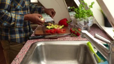 Üst düzey biri evde sağlıklı yemek yapıyor.