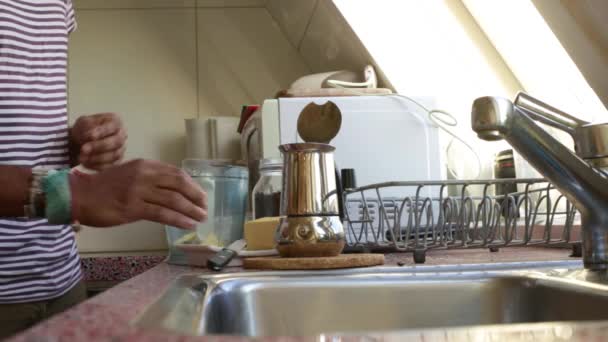 Persona Haciendo Café Prueba Balas Mañana Casa — Vídeos de Stock