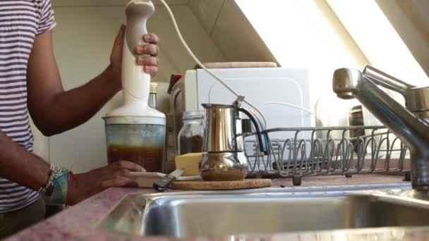 Persoon Die Morgens Kogelvrije Koffie Thuis Zet — Stockvideo