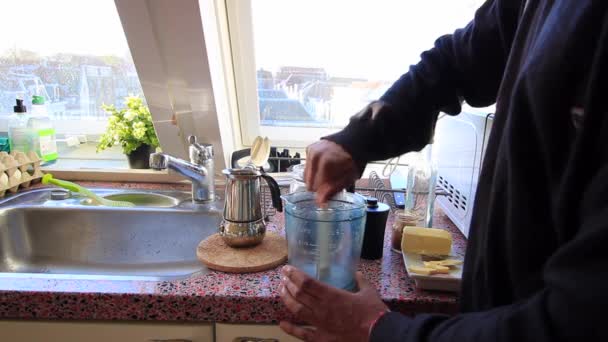 Persona Haciendo Café Prueba Balas Mañana Casa — Vídeos de Stock