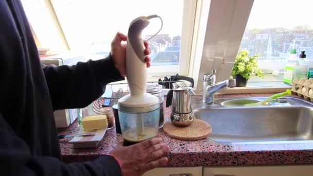 Sabahları Evde Kurşun Geçirmez Kahve Yapan Biri — Stok video