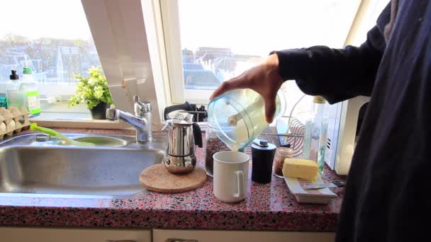 Person Som Gör Skottsäkert Kaffe Morgonen Hemma — Stockvideo