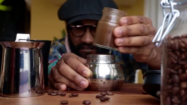Laag Zicht Persoon Het Maken Van Espresso Koffie Met Een — Stockvideo