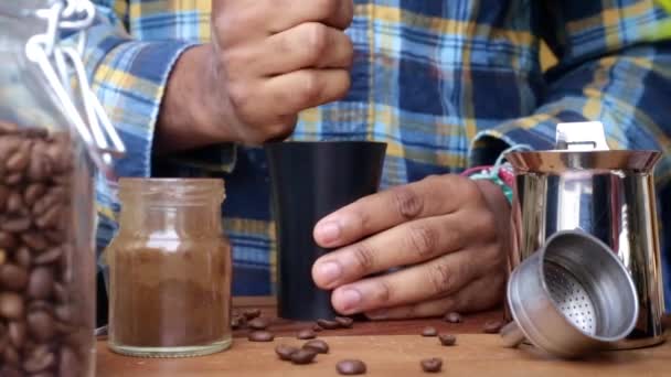 Persona Moliendo Manualmente Granos Café Tostados Casa — Vídeo de stock