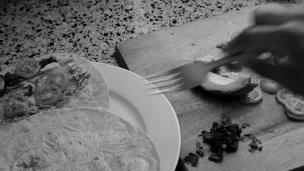 Evde Taco Yapan Kişinin Üst Görüntüsü — Stok video
