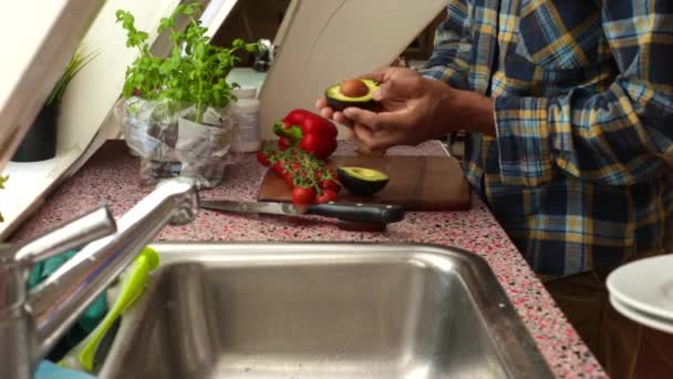家で健康的な食事をするトップビューの人 — ストック動画