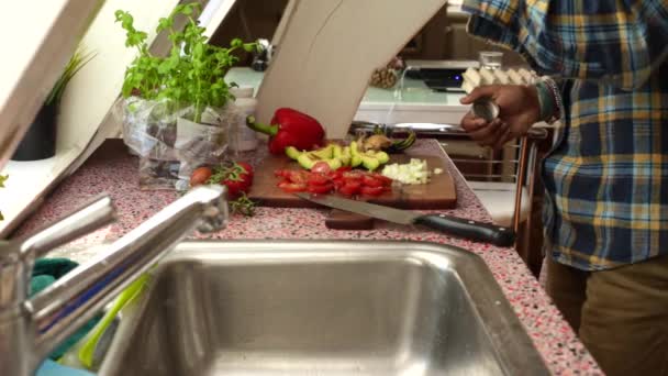 Üst Düzey Biri Evde Sağlıklı Yemek Yapıyor — Stok video