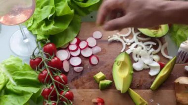 Tahta kesme tahtasında sebze dilimlemek.