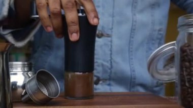 Mutfakta kahve çekirdeklerini öğüten birine yakın çekim.