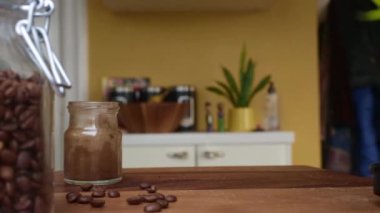 Sabahları kurşun geçirmez kahve yapan kişi, yakın plan.