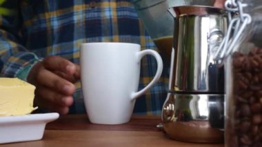 Sabahları kurşun geçirmez kahve yapan kişi, yakın plan.