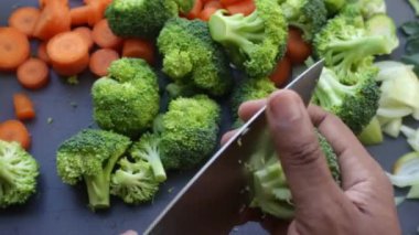 Evde sağlıklı vejetaryen yemeği yapan kişi.