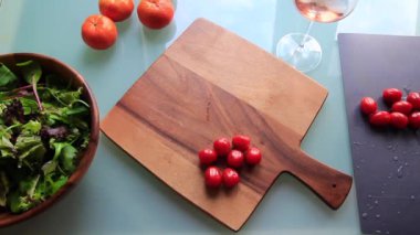 Kiraz domatesli ve meyveli tahta kesme tahtası.