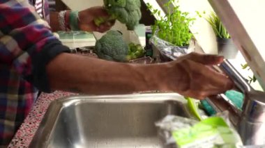 Evde sağlıklı vejetaryen yemeği yapan kişi.