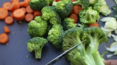 Evde sağlıklı vejetaryen yemeği yapan kişi.